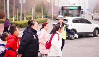 护航开学季！青岛李沧交警出动警力130余人次，守护学生平安上学路