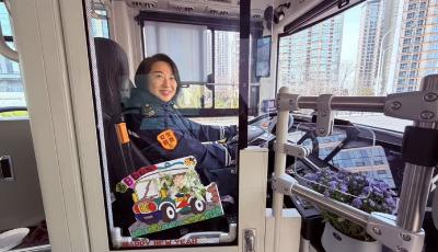 春意浓 青岛208路“春日”主题巴士上线