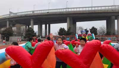 開學(xué)典禮變運動嘉年華 萌娃闖關(guān)開啟活力新學(xué)期