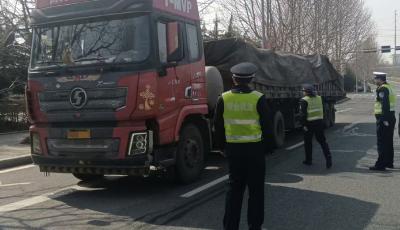 青岛交管严查货车超限超载，查获重型半挂“百吨王”