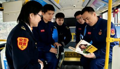 流动课堂+站点服务 青岛巴士开展学雷锋志愿服务活动