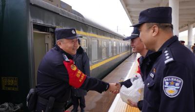 湯圓情暖旅途 青島鐵路公安處城陽(yáng)站派出所開(kāi)展元宵節(jié)慰問(wèn)活動(dòng)