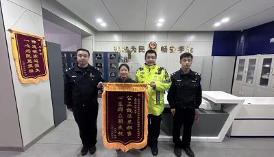 践行雷锋精神，青岛李沧交警倾心为民解纠纷
