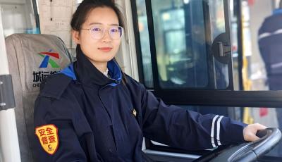  柔肩擔(dān)重任！青島公交“她力量”在十米車廂綻芳華