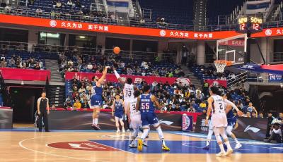 青岛崂山啤酒男篮大胜北控 约瑟夫·杨奇兵突进  