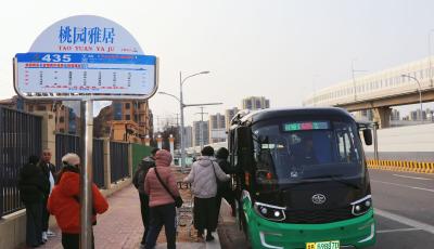 通勤效率与客运量“双赢”!今年青岛首条微循环公交跑出“开门红”
