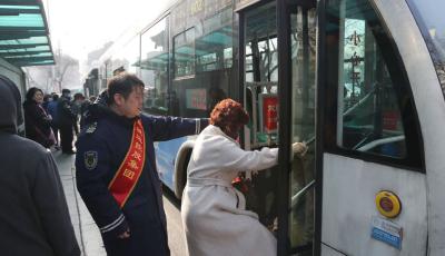 開(kāi)展站點(diǎn)服務(wù)！青島馨飛揚(yáng)志愿者暖心護(hù)航海云庵糖球會(huì)