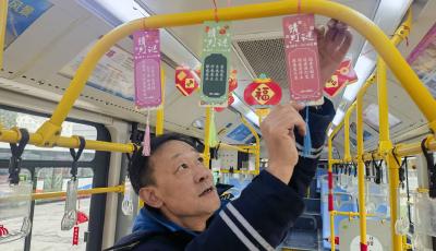 猜灯谜送灯笼！青岛公交驾驶员打造元宵节主题车厢