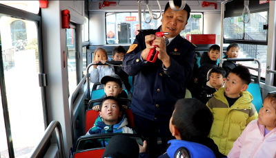 春分伴安全 青島巴士“移動課堂”開進春天里