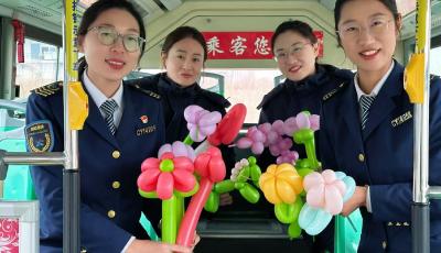 青岛温馨巴士花式过节 致敬巾帼展温情