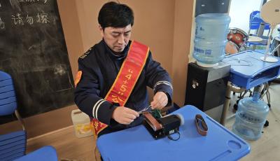 青島巴士駕駛員王靈軍：公交線路之外，還有一條更長(zhǎng)的暖心“志愿路”