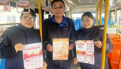 青岛巴士打造“3·15”主题宣传车厢