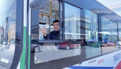 一路繁花 青岛巴士383路暖心护航市民踏青路