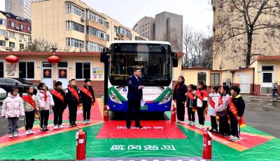 看得见、摸得着、沉浸式体验！青岛“公交+交管+校园+社区”多方联合开安全课 