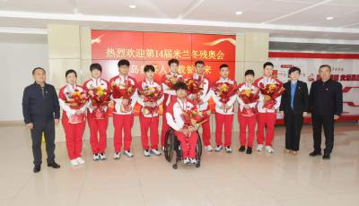 中國殘奧冰球隊斬獲米蘭冬殘奧會銅牌后載譽回青