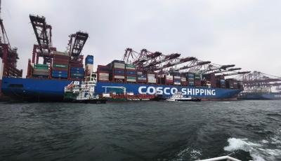 青岛引航站护航“绿色航运” 甲醇“船对船”加注作业圆满成功