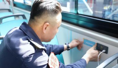 車廂內(nèi)配備手機(jī)充電線 青島公交變身“移動(dòng)共享充電寶”