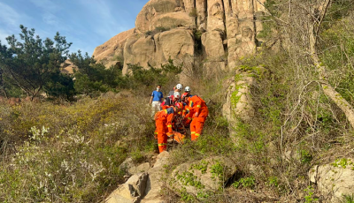 游客登山摔傷被困  黃島消防成功救援