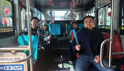 打造主題車廂 青島巴士38路伴您一路生花