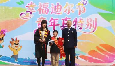 少年從青島坐公交跨越800余公里去北京 李滄巴士為他頒發“榮譽乘客”