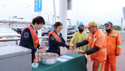 站頭送暖心粥 李滄巴士打造“護(hù)胃”健康主題車廂