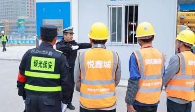 青島交警聯(lián)合住建部門開展工地交通安全普法宣傳