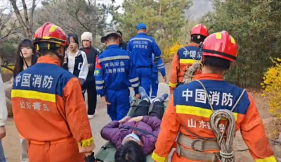 兩名游客被困景區(qū)  黃島消防緊急救援