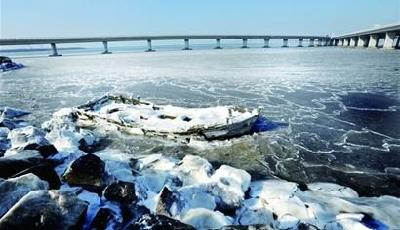 島城極寒天寒風刺骨 膠州灣昨現大片浮冰