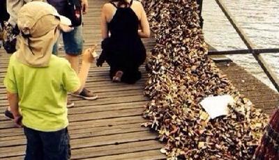 巴黎著名“愛情橋”不堪重負(fù)部分垮塌