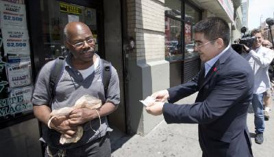 陳光標(biāo)紐約街頭"送錢(qián)" 男子"狠心"拒絕